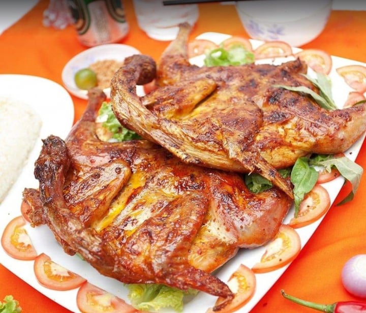 Gà nướng Trang với cách ướp gà cùng gia vị tỏi, ớt, muối, đường, nước mắm rồi nướng trên lò than rất thơm ngon khiến thực khách mê mẩn. (Ảnh: Toplist)