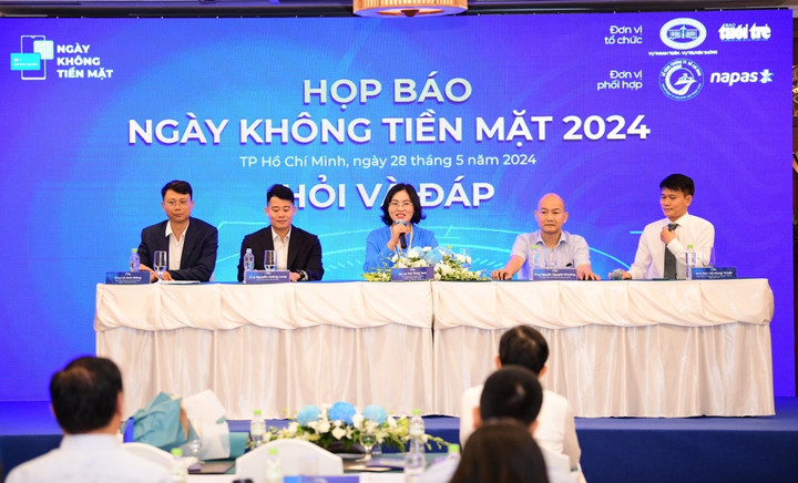 Đại diện NHNN và các đơn vị liên quan thông tin về chuỗi sự kiện Ngày không tiền mặt 2024. (Ảnh: Đ.V)