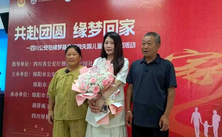 Duan Xiaofang đã gặp lại cha mẹ ruột sau 35 năm bị bắt cóc.