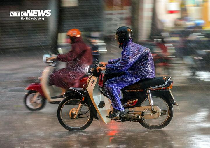 Chiều tối và đêm nay, miền Bắc mưa rào và dông, cục bộ mưa to đến rất to. (Ảnh minh hoạ: Ngô Nhung)