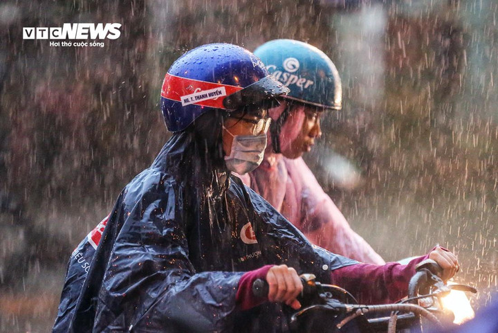 Chiều tối và đêm nay, miền Bắc, miền Nam cục bộ mưa to đến rất to. (Ảnh minh hoạ: Ngô Nhung)