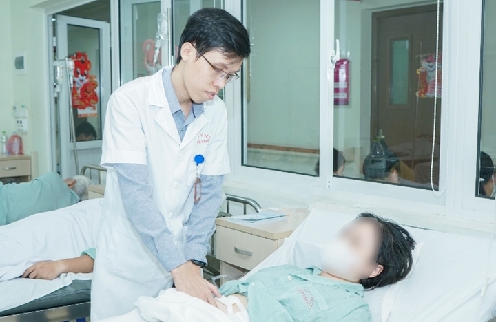 Bác sĩ kiểm tra sức khoẻ cho người bệnh. (Ảnh: BVCC)