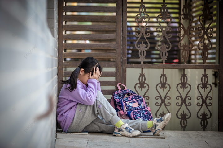 Chuyên gia khuyên nên bỏ qua tranh cãi không đáng có để trẻ được đến trường trong tình thương. (Ảnh minh hoạ: Pngtrees)