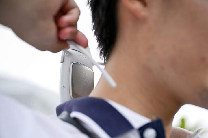 Thiết bị này hoạt động bằng cách quạt hút luồng khí nóng ra khỏi cơ thể người đeo và đẩy ra ngoài qua một quạt hút khí. (Ảnh: SHINTARO TAY)