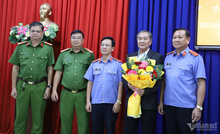 Đại diện VKSND 2 tỉnh An Giang và Long An xin lỗi ông Sơn. (Ảnh: Trần Tuyên)