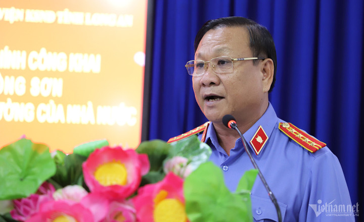 Ông Phạm Văn Hiệp, Phó Viện trưởng VKSND tỉnh Long An chân thành gửi lời xin lỗi chân thành đến ông Sơn cùng gia đình. (Ảnh: Trần Tuyên)