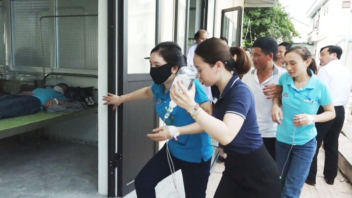 Sau bữa ăn trưa 30 phút, hàng chục công nhân có dấu hiệu nghi ngộ độc