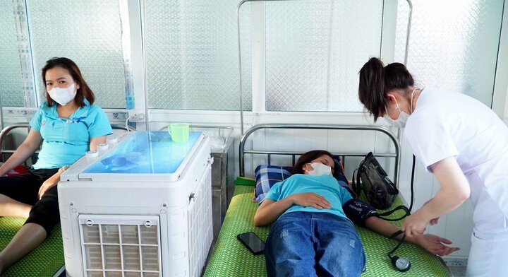 Các công nhân được y bác sĩ cấp cứu.