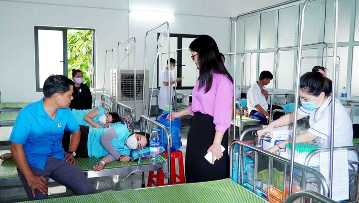 Lãnh đạo huyện Yên Thành và Sở Y tế Nghệ An thăm hỏi bệnh nhân.