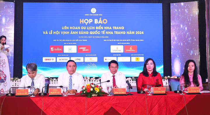 Các lãnh đạo của UBND tỉnh Khánh Hoà tại buổi họp báo.