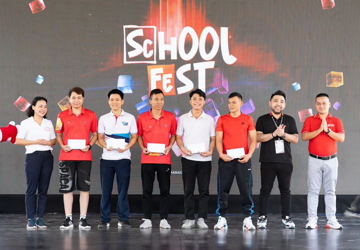 Đại diện Acecook Việt Nam trao tặng phần thưởng cho các Runner chiến thắng giải chạy Fun Run.