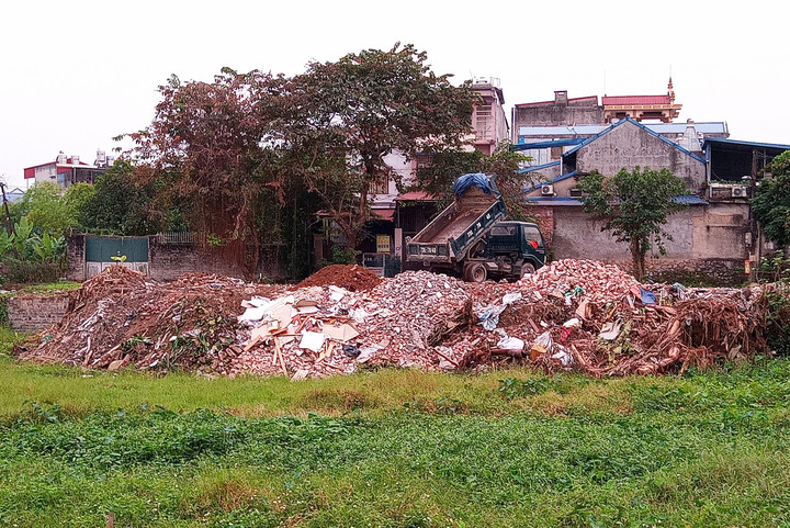 Xe tải chở rác thải vật liệu xây dựng tranh thủ lúc trưa vắng đổ trộm tại khu ruộng hoang ven đường Phố Hương, phường Trung Thành, TP Thái Nguyên.