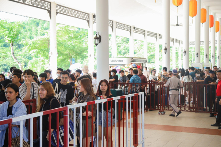 Những tín đồ của “art toy” chờ đợi để check-in và khám phá không gian mua sắm tại Pop Mart .