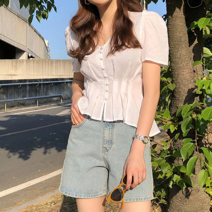 Áo blouse trắng mang đến vẻ nữ tính, thanh lịch.