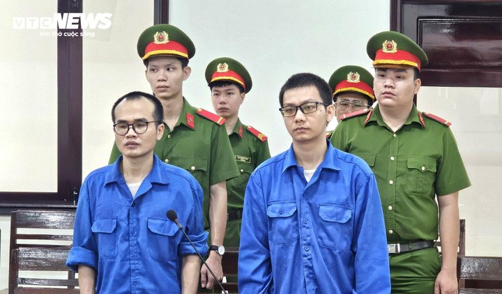 Hai bị cáo tại phiên xét xử.