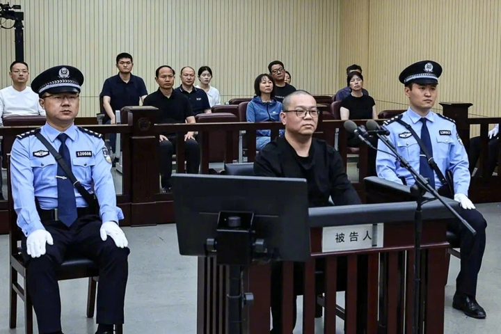 Bạch Thiên Huy, cựu Tổng giám đốc Công ty TNHH Quốc tế Hoa Dung, tại phiên tòa xét xử ngày 28/5. (Ảnh: CCTV)