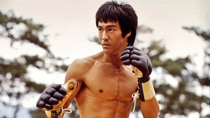 Lý Tiểu Long (Bruce Lee) là một võ sĩ và diễn viên điện ảnh nổi tiếng ở Hollywood. Lý Tiểu Long có công truyền bá võ học Trung Quốc ra thế giới. Lý Tiểu Long học Vịnh Xuân Quyền từ Diệp Vấn, tốt nghiệp Khoa Triết học tại Đại học Washington. Lý Tiểu Long tạo ra môn võ Tiệt Quyền Đạo (Jeet Kune Do), kết hợp những ưu điểm và sức mạnh của võ thuật phương Đông và phương Tây. Lý Tiểu Long nổi tiếng về tốc độ ra đòn cực nhanh cũng như có kỹ năng chiến đấu thực tế mạnh mẽ. Lý Tiểu Long giỏi sử dụng côn nhị khúc và liên hoàn cước. Ông là một nhà tư tưởng võ thuật có tư duy đổi mới. Lý Tiểu Long qua đời năm 1973 khiến nhiều người hâm mộ thương tiếc. Chủ tịch UFC, Dana White khẳng định Lý Tiểu Long là cha đẻ của MMA hiện đại.