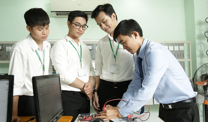 Sinh viên ngành Điện tử viễn thông.