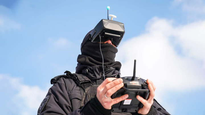 Nga không chỉ mở rộng các đơn vị tấn công bằng drone mà còn xây dựng thêm các dây chuyển sản xuất drone FPV để đáp ứng yêu cầu của chiến trường Ukraine. (Ảnh: Izvestia)