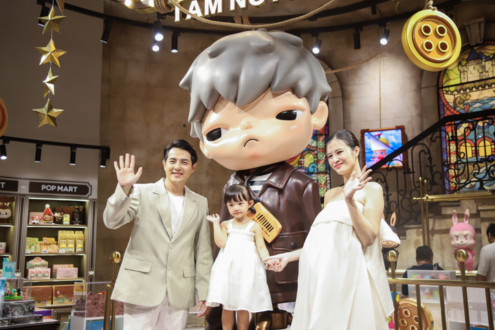 Gia đình ca sĩ Đông Nhi - Ông Cao Thắng tại sự kiện.