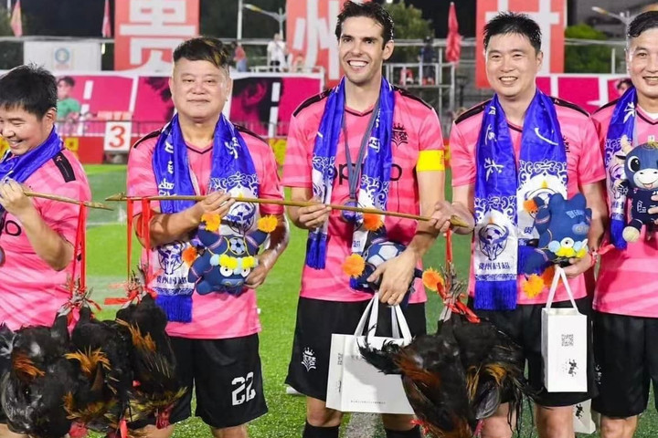 Kaka nhận được món quà là... gà sống.