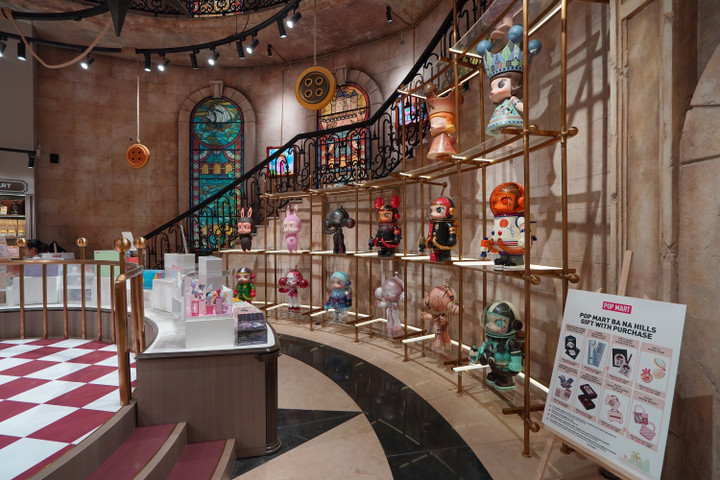 Bên trong cửa hàng Pop Mart tại Sun World Ba Na Hills.
