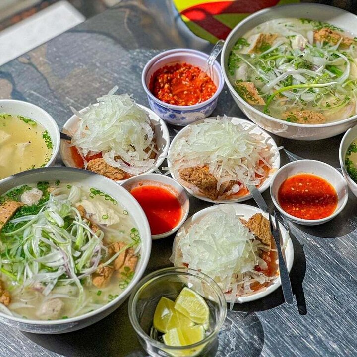 Bánh canh bún cá Cúc Trường được đánh giá cao không chỉ vì chất lượng món ăn ngon mà còn bởi dịch vụ chu đáo cùng mức giá phải chăng.