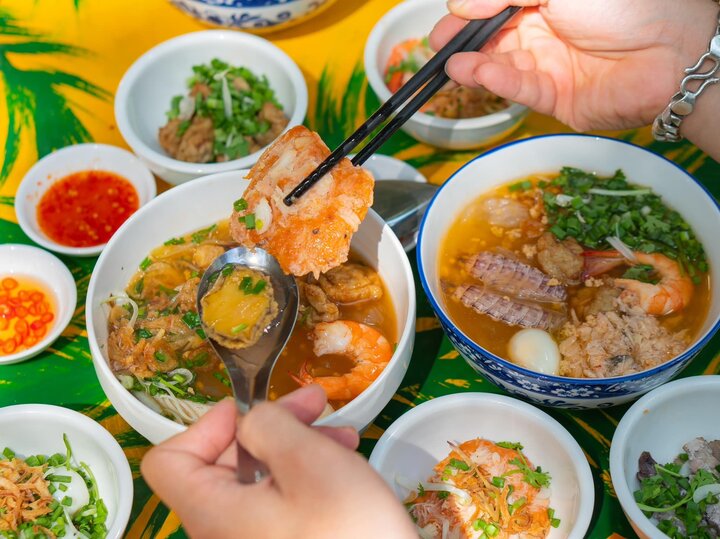 Bánh canh tôm tít Nha Trang ở khu đô thị Vĩnh Điềm Trung được biết đến với giá cả nhỉnh hơn so với các quán bánh canh khác.