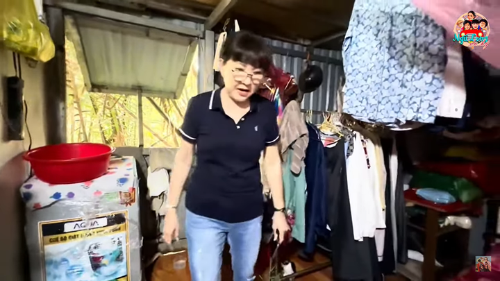 Căn nhà chắp vá, không có vách mà phải gá tạm vào vách của 2 căn nhà hai bên khiến nghệ sĩ Phương Dung không khỏi xót xa.