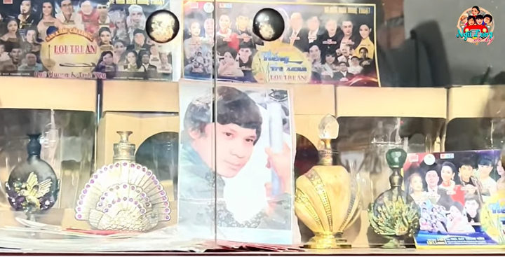 Trong căn nhà, những kỷ vật liên quan đến sân khấu cải lương, các show diễn... được nghệ sĩ Phương Bình giữ gìn cẩn thận.