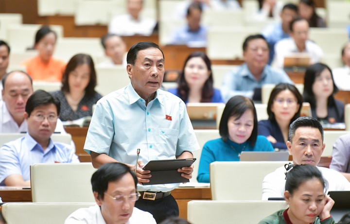 Đại biểu Phạm Văn Hòa.