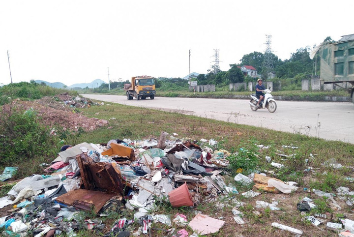 Một trong nhiều đống rác thải sinh hoạt đổ bừa bãi trên đường Bắc Sơn kéo dài, đoạn qua xã Quyết Thắng, TP Thái Nguyên.