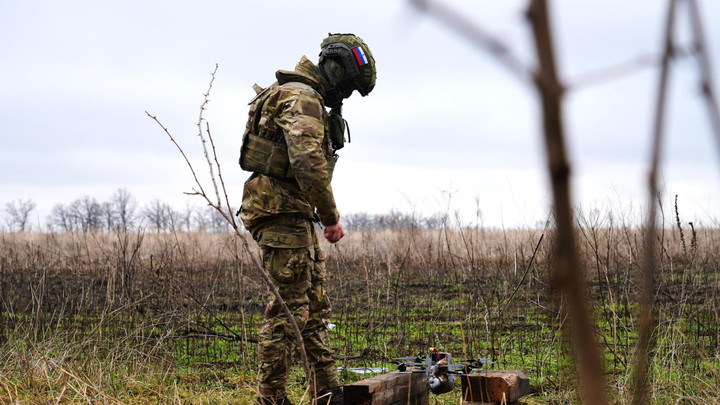 Một binh sỹ Nga chuẩn bị cho cất cánh drone FPV. (Ảnh: RIA Novosti)