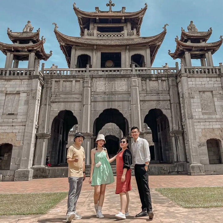 Nhà thờ được xây dựng toàn bằng đá và gỗ.