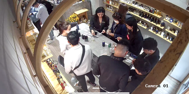 Khách hàng sẽ hoàn toàn yên tâm khi sử dụng sản phẩm nước hoa tại LALUZ Parfums.