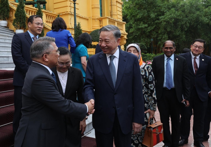 Chủ tịch nước Tô Lâm và Đại sứ các nước ASEAN và Timor Leste đến chào và chúc mừng.