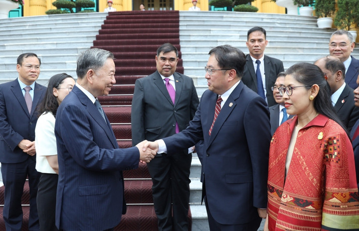 Chủ tịch nước Tô Lâm chào các Đại sứ.