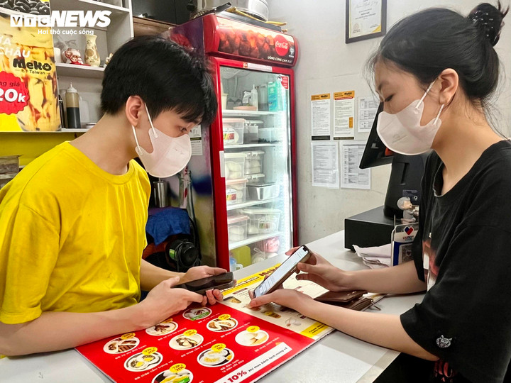 Khách hàng và nhân viên nói chuyện bằng điện thoại.