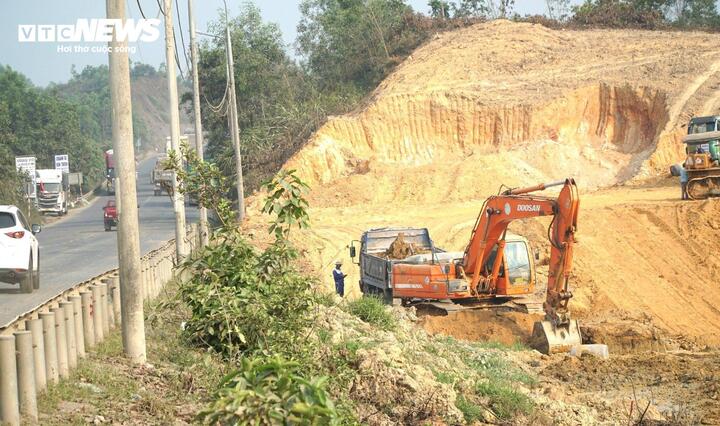 Thi công tuyến cao tốc Hòa Liên-Túy Loan.