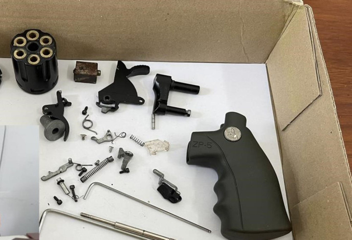 Một số linh kiện súng được lực lượng công an thu giữ.