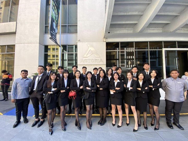 Sinh viên Trường Đại học FPT Quy Nhơn trong buổi đầu làm quen với doanh nghiệp Astoria Plaza Hotel.