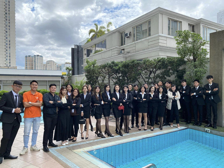 Sinh viên Trường Đại học FPT Quy Nhơn tìm hiểu về các bộ phận tại doanh nghiệp Astoria Plaza Hotel.