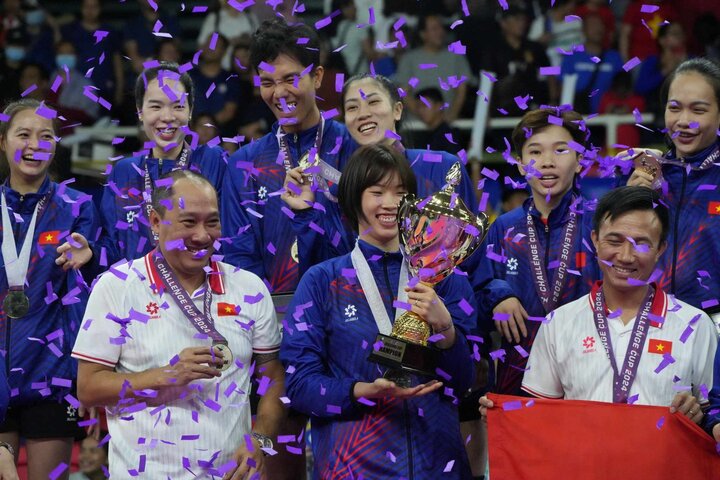 Đội tuyển bóng chuyền nữ Việt Nam vô địch AVC Challenge Cup.
