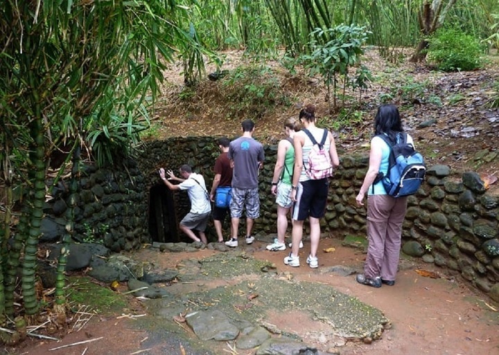 Bạn nên lựa chọn cho mình trang phục gọn gàng, tối màu để thuận tiện di chuyển và tránh bám bẩn.