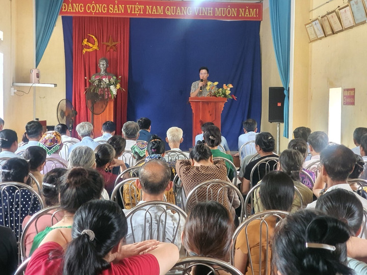 Phó chủ tịch UBND TP Thái Nguyên Phạm Đức Giang giải đáp những thắc mắc của người dân về việc tháo dỡ cầu treo Đồng Liên tại buổi đối thoại ngày 28/5.