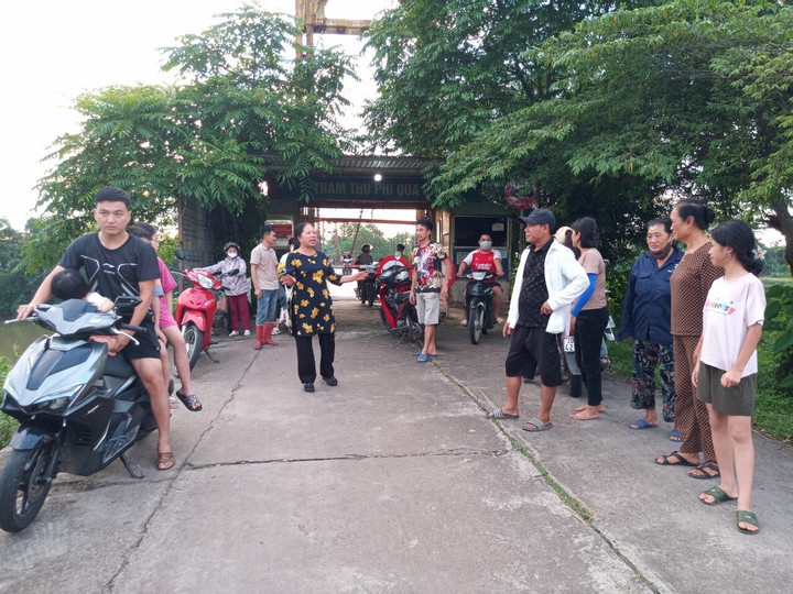 Nhiều người dân phản đối việc tháo dỡ cầu treo Đồng Liên.