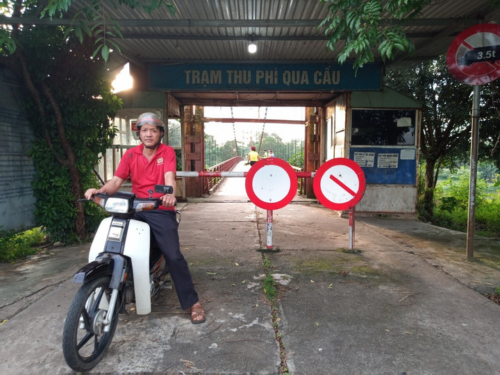 Anh Nguyễn Văn Linh lo lắng cầu treo Đồng Liên bị tháo dỡ, con em đi học đường xa, đông xe cộ mất an toàn.