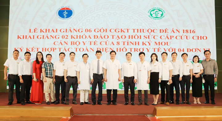 Đại diện Bệnh viện Đa khoa tỉnh Phú Thọ và Bệnh viện Bạch Mai chụp ảnh lưu niệm.
