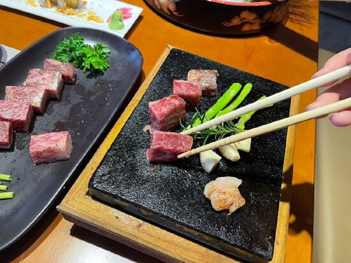 Hanami Japanese Restaurant là một trong những địa điểm chuyên phục vụ các món ăn Nhật Bản nổi tiếng hàng đầu tại Nha Trang.