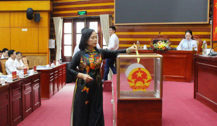 Đại biểu HĐND tỉnh bỏ phiếu bầu bổ sung Ủy viên UBND tỉnh Lạng Sơn. (Ảnh: Duy Chiến)